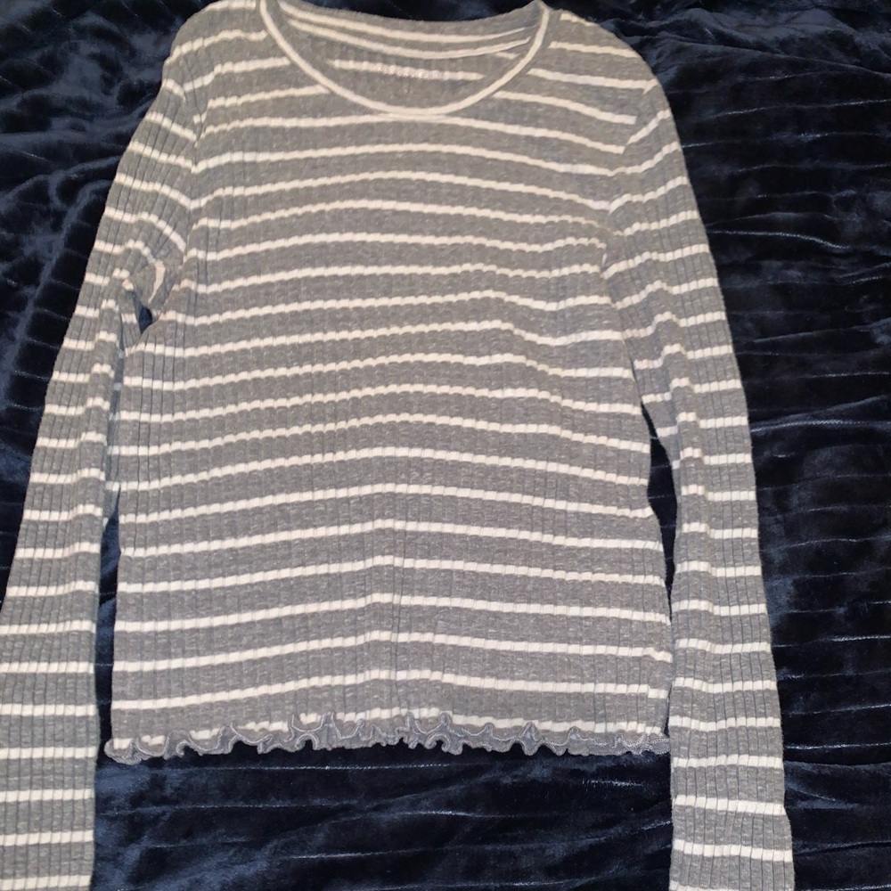American eagle long sleeve ruffled ends.